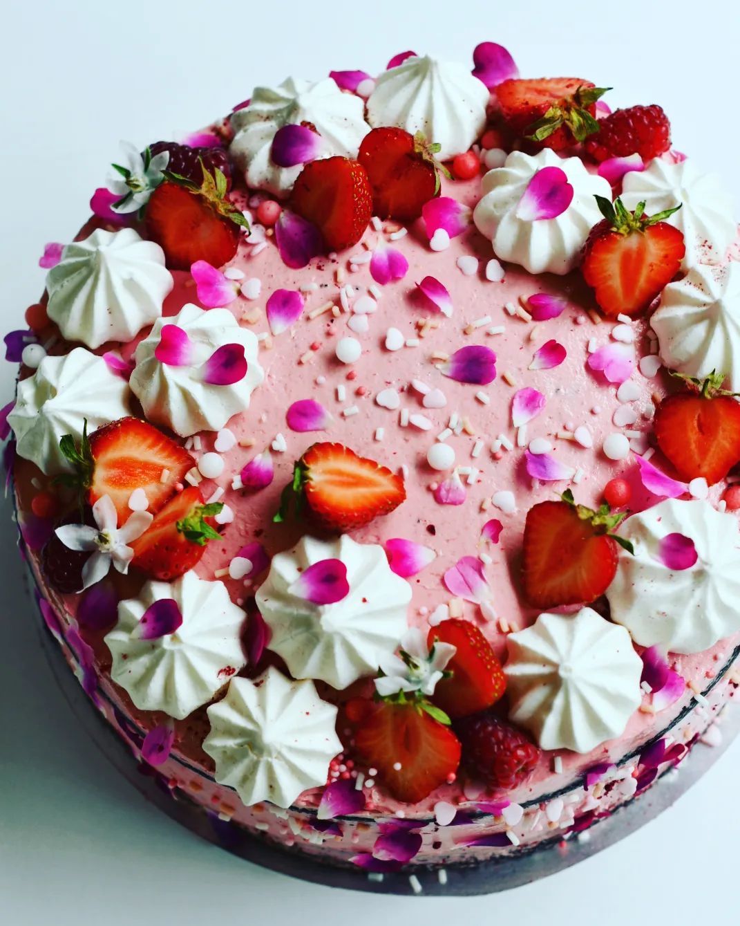 💜💖❤️ Gemaakt op bestelling: een vrolijke roze verjaardagstaart met chocoladecake en een botercrème met stukjes meringue en allerlei bessen uit de tuin. Zonder kunstmatige kleur- of smaakstoffen 💜💖❤️