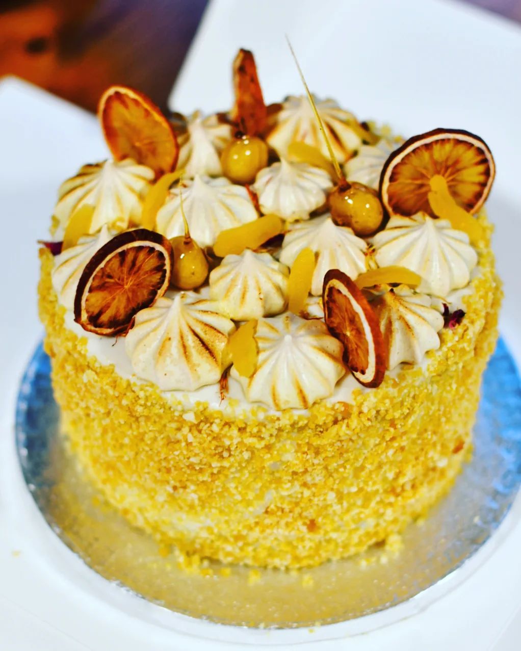 🎃 Pumpkin spice cake met cashew cream frosting, op smaak gebracht met biologische mandarijntjes, en gedecoreerd met aquafaba citroen-kaneelschuimpjes en macadamia-nougatine 💚