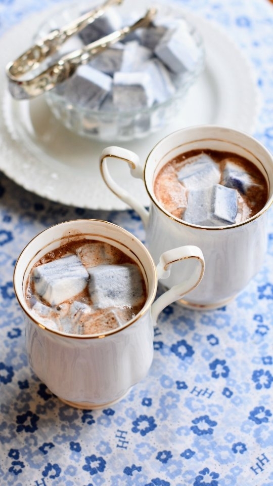 ❄️ Brrr... echt weer om te genieten van een kop warme chocolademelk met marshmallows 🥰 

Mijn marshmallows bevatten enkel natuurlijke kleuren en smaken (waaronder bramen, passievrucht, pepermunt en chocolade) en zijn binnenkort verkrijgbaar als onderdeel van de Kerst High Tea. Hoe je deze kunt bestellen, lees je in mijn vorige post!
